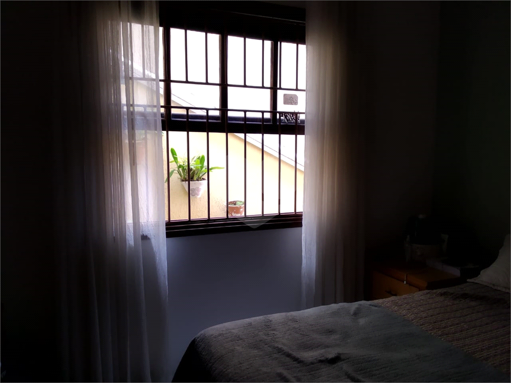 Casa térrea em Atibaia com 2 dormitório, sendo 1 suíte. Com armários embutidos.