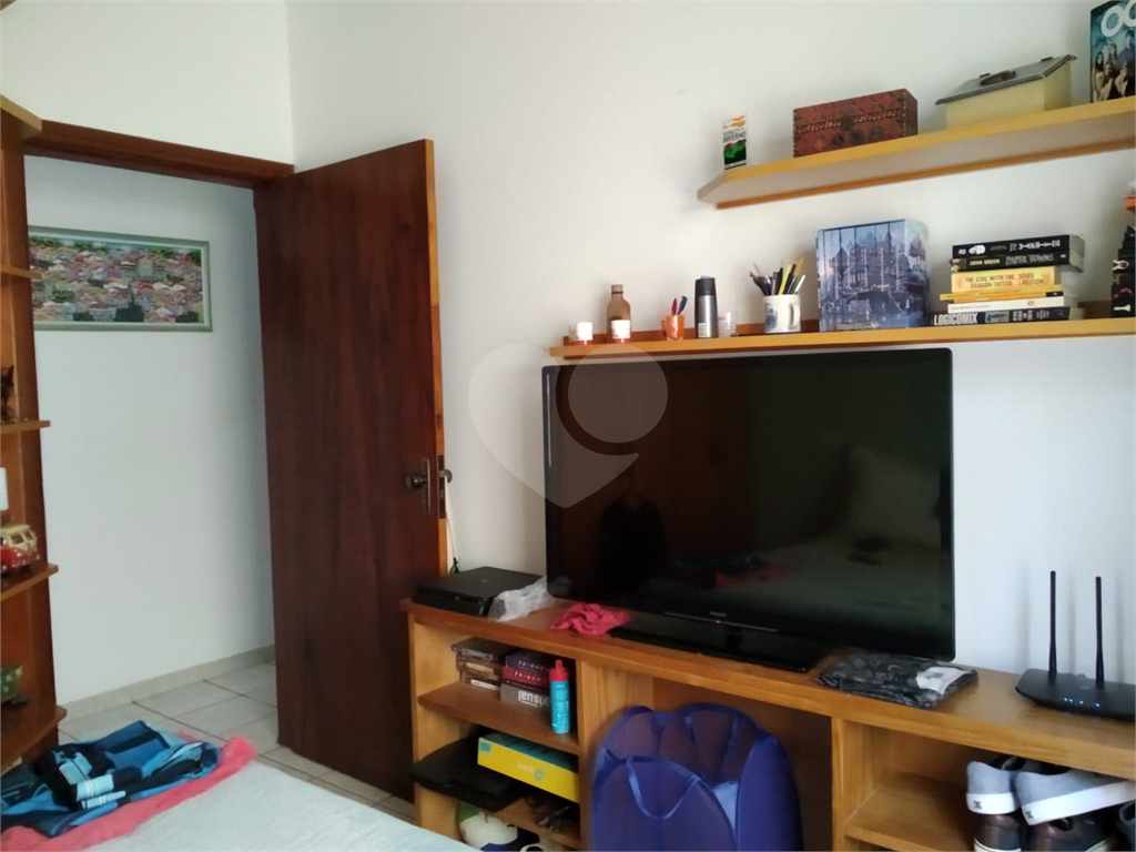 Casa térrea em Atibaia com 2 dormitório, sendo 1 suíte. Com armários embutidos.
