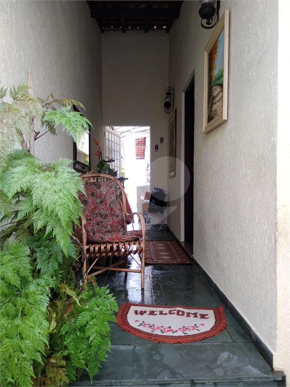 Casa térrea em Atibaia com 2 dormitório, sendo 1 suíte. Com armários embutidos.