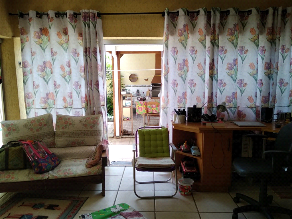 Casa térrea em Atibaia com 2 dormitório, sendo 1 suíte. Com armários embutidos.