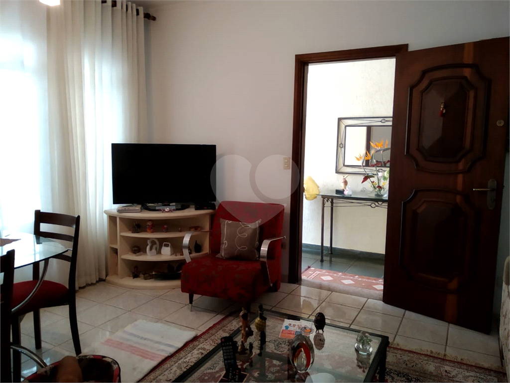 Casa térrea em Atibaia com 2 dormitório, sendo 1 suíte. Com armários embutidos.