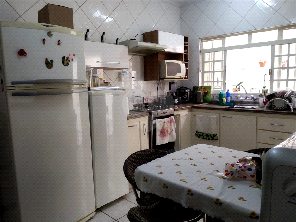 Casa térrea em Atibaia com 2 dormitório, sendo 1 suíte. Com armários embutidos.