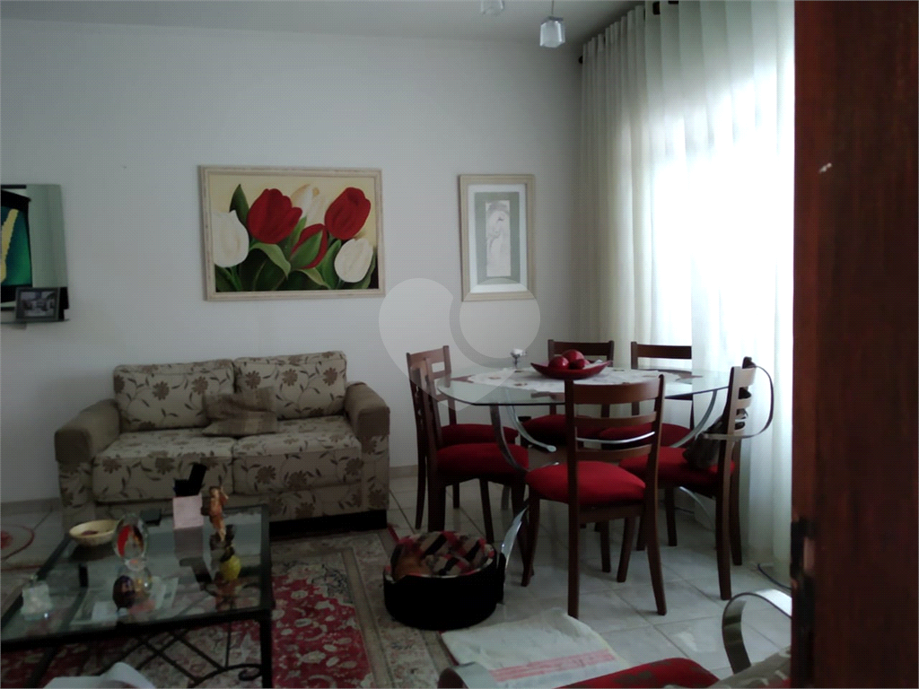 Casa térrea em Atibaia com 2 dormitório, sendo 1 suíte. Com armários embutidos.
