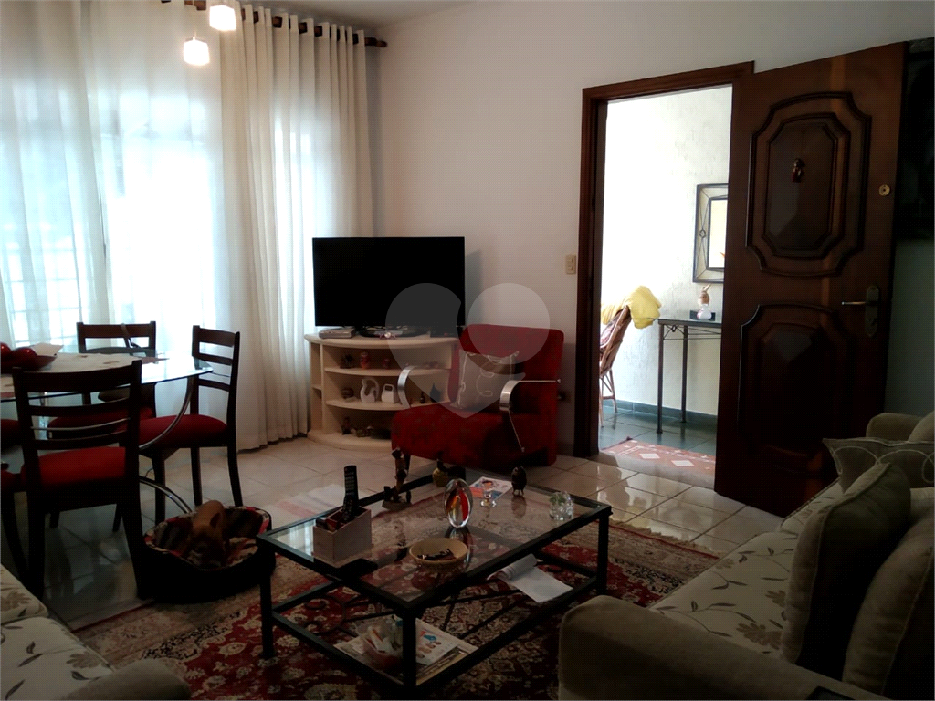 Casa térrea em Atibaia com 2 dormitório, sendo 1 suíte. Com armários embutidos.