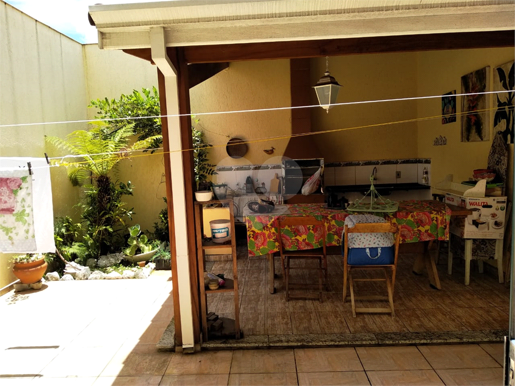 Casa térrea em Atibaia com 2 dormitório, sendo 1 suíte. Com armários embutidos.