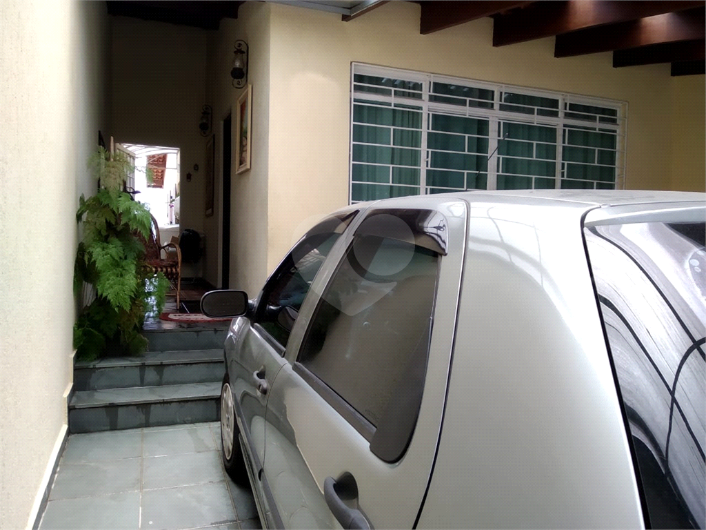 Casa térrea em Atibaia com 2 dormitório, sendo 1 suíte. Com armários embutidos.