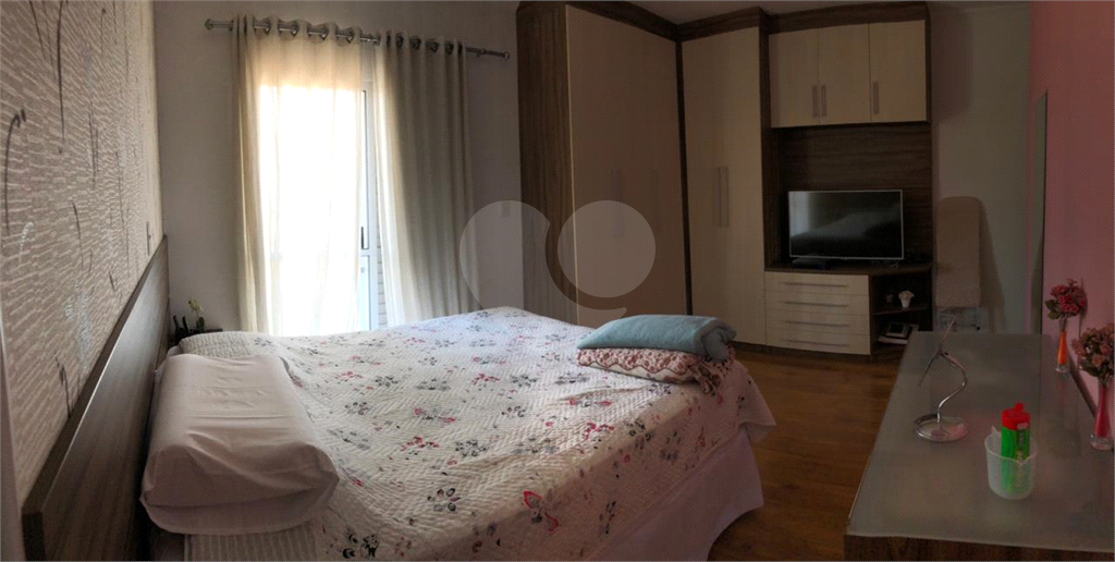 Sobrado no bairro do Imirim com 3 suítes sendo 1 suíte com sacada e armários embutidos. 