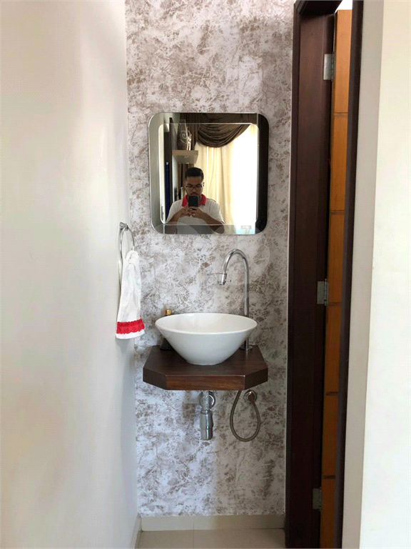 Sobrado no bairro do Imirim com 3 suítes sendo 1 suíte com sacada e armários embutidos. 