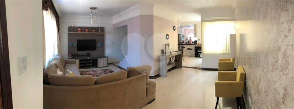 Sobrado no bairro do Imirim com 3 suítes sendo 1 suíte com sacada e armários embutidos. 