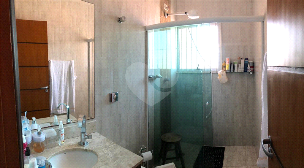 Sobrado no bairro do Imirim com 3 suítes sendo 1 suíte com sacada e armários embutidos. 