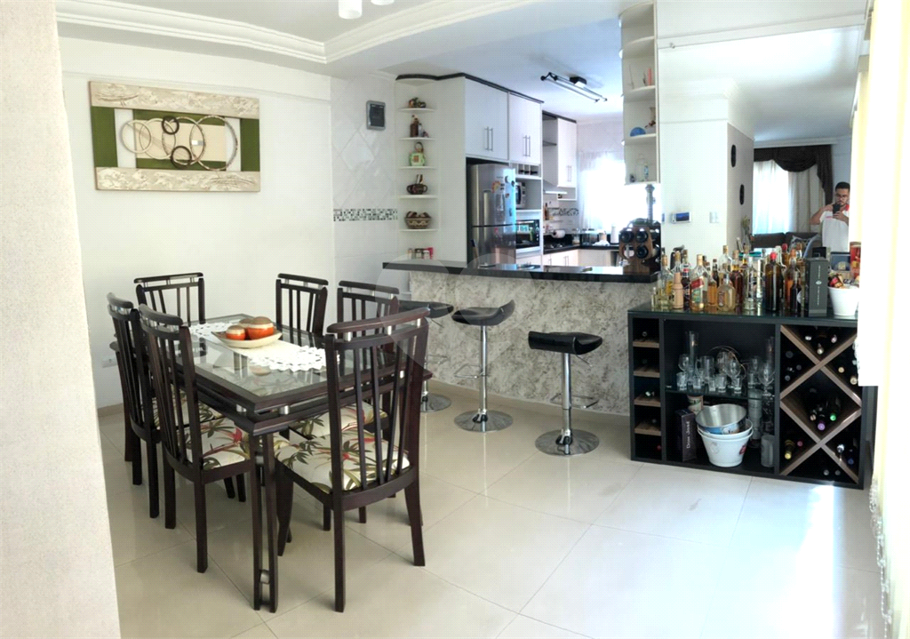 Sobrado no bairro do Imirim com 3 suítes sendo 1 suíte com sacada e armários embutidos. 