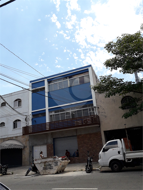 belissimo prédio comencial com 1.300 metros de área construida , o prédio esta composto em :  térreo