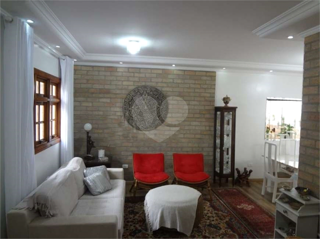 Casa assobradada em Vila no Bairro do Tremembé com 3 dormitórios sendo 1 suíte com varanda.