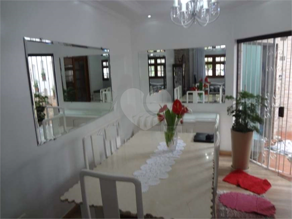 Casa assobradada em Vila no Bairro do Tremembé com 3 dormitórios sendo 1 suíte com varanda.