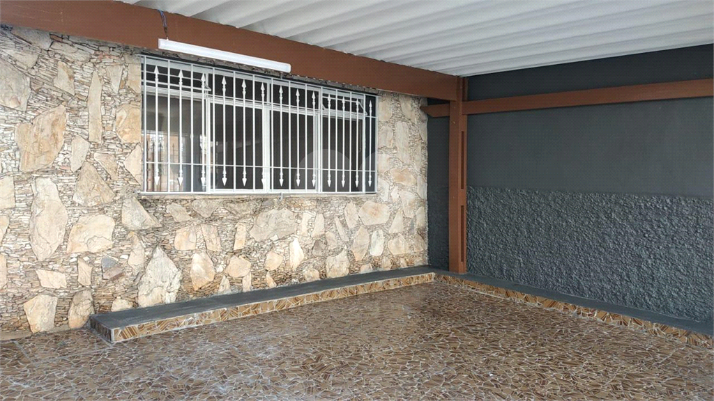 Excelente sobrado, cômodos amplos e arejados com quintal e 2 vagas.