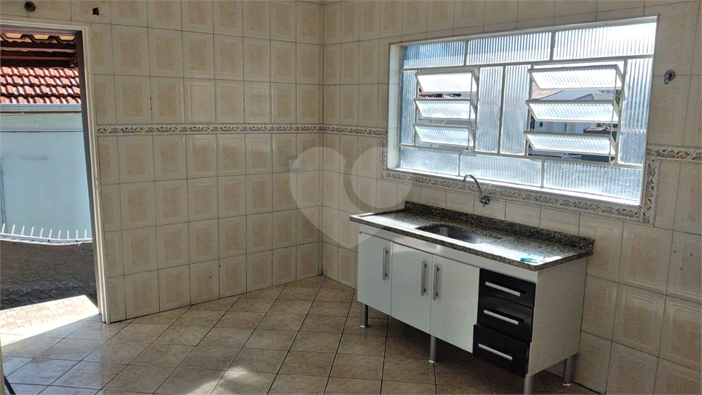 Excelente sobrado, cômodos amplos e arejados com quintal e 2 vagas.