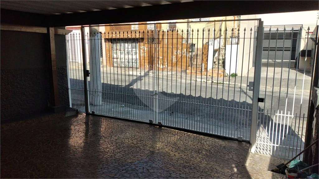 Excelente sobrado, cômodos amplos e arejados com quintal e 2 vagas.