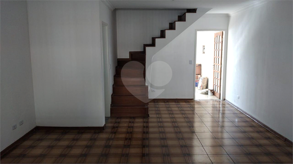 Excelente sobrado, cômodos amplos e arejados com quintal e 2 vagas.