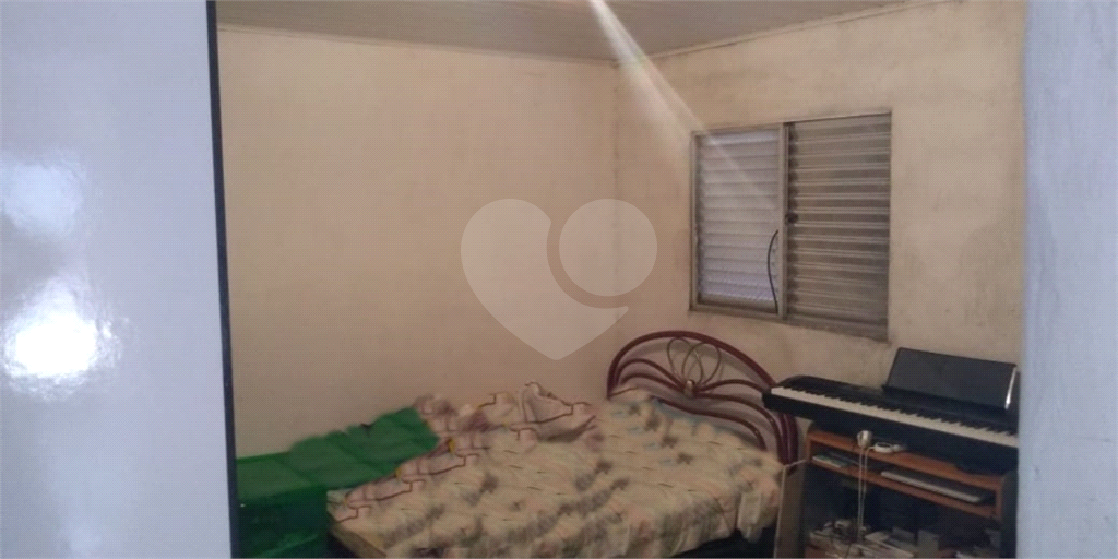 Três imóveis no mesmo terreno na Vila Medeiros. Precisa de reforma. 