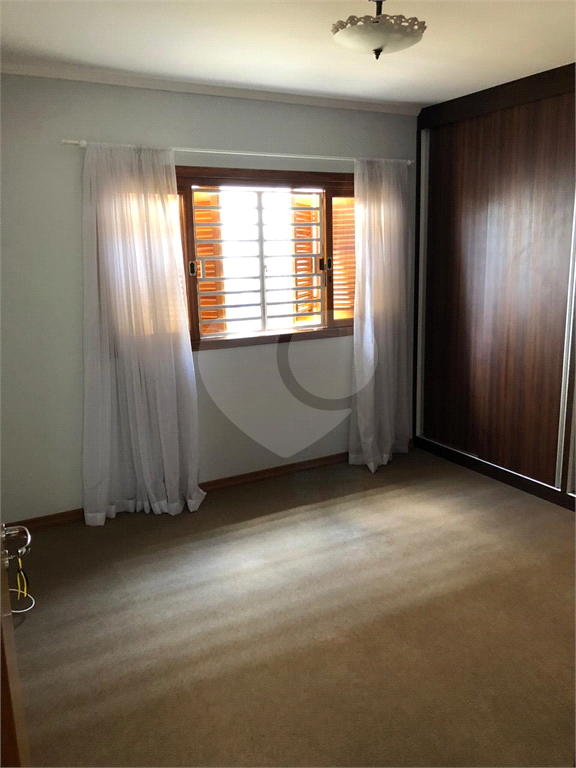 Sobrado reformado, bem iluminado e arejado. 3 dormitórios sendo 1 suíte.