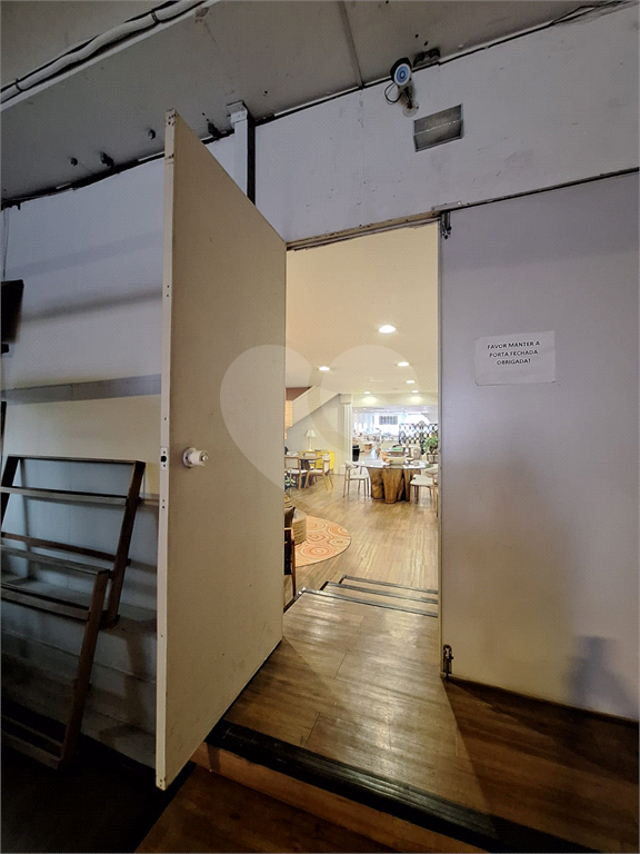 Prédio Comercial na Avenida Ataliba Leonel
