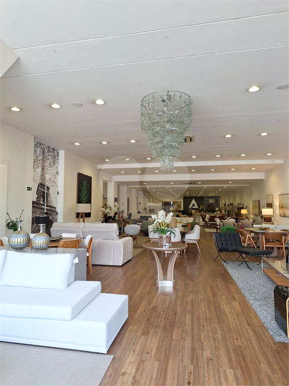 Prédio Comercial na Avenida Ataliba Leonel