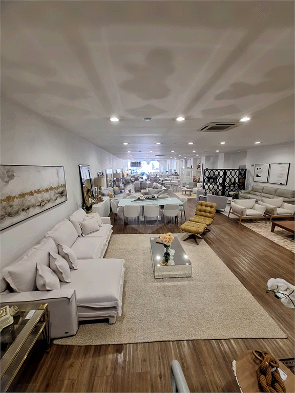 Prédio Comercial na Avenida Ataliba Leonel