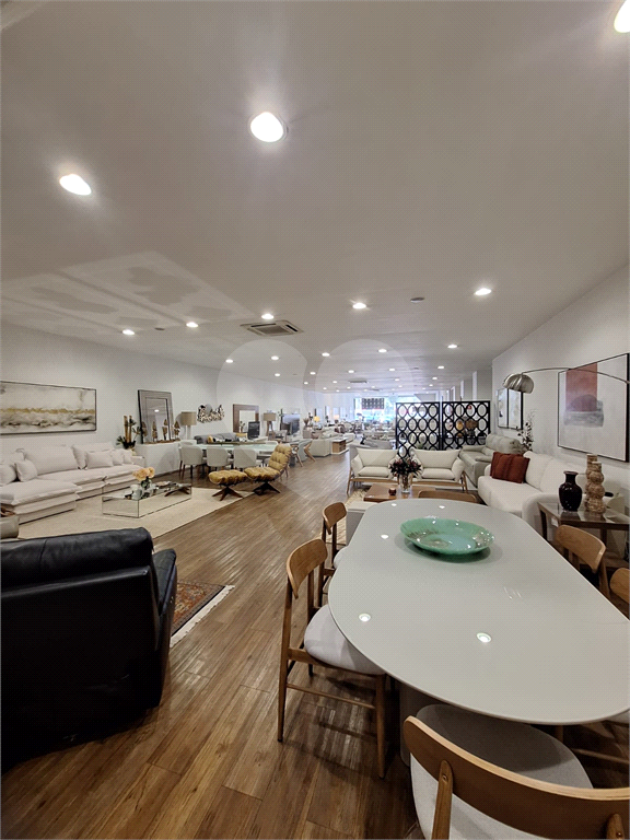 Prédio Comercial na Avenida Ataliba Leonel