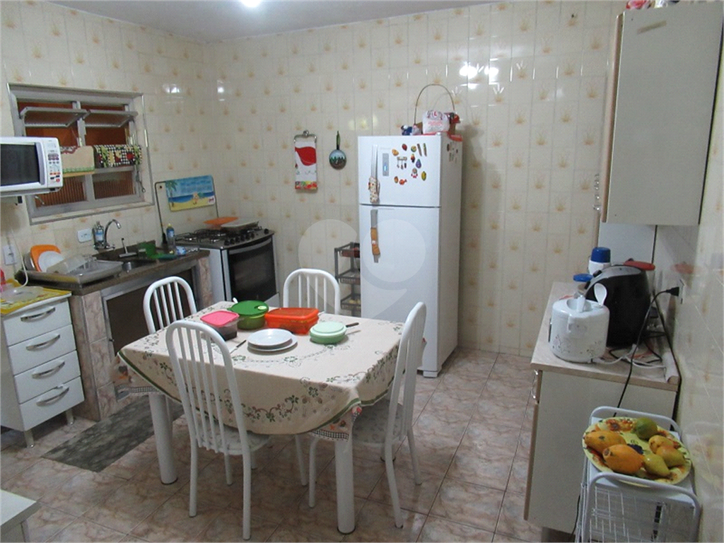 Sobrado no bairro do Horto Florestal com 194 metros quadrados. 2 dormitórios. Escritório.