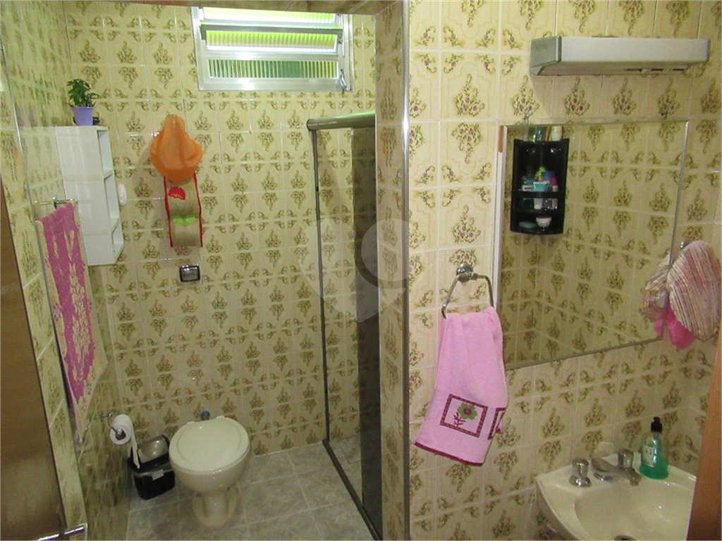 Sobrado no bairro do Horto Florestal com 194 metros quadrados. 2 dormitórios. Escritório.