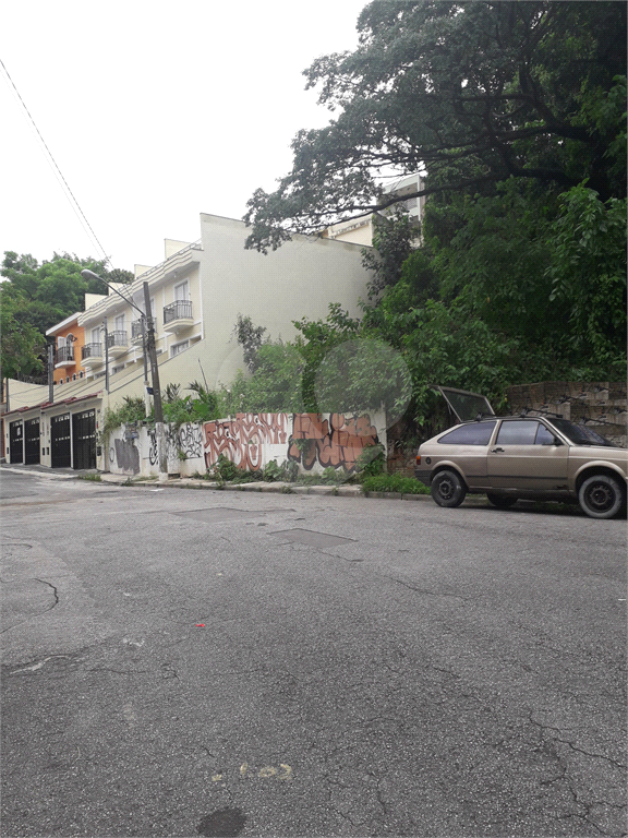terreno levemente aclive no bairro de santana ao lado da estação do metro , sendo, sendo 10 metros d