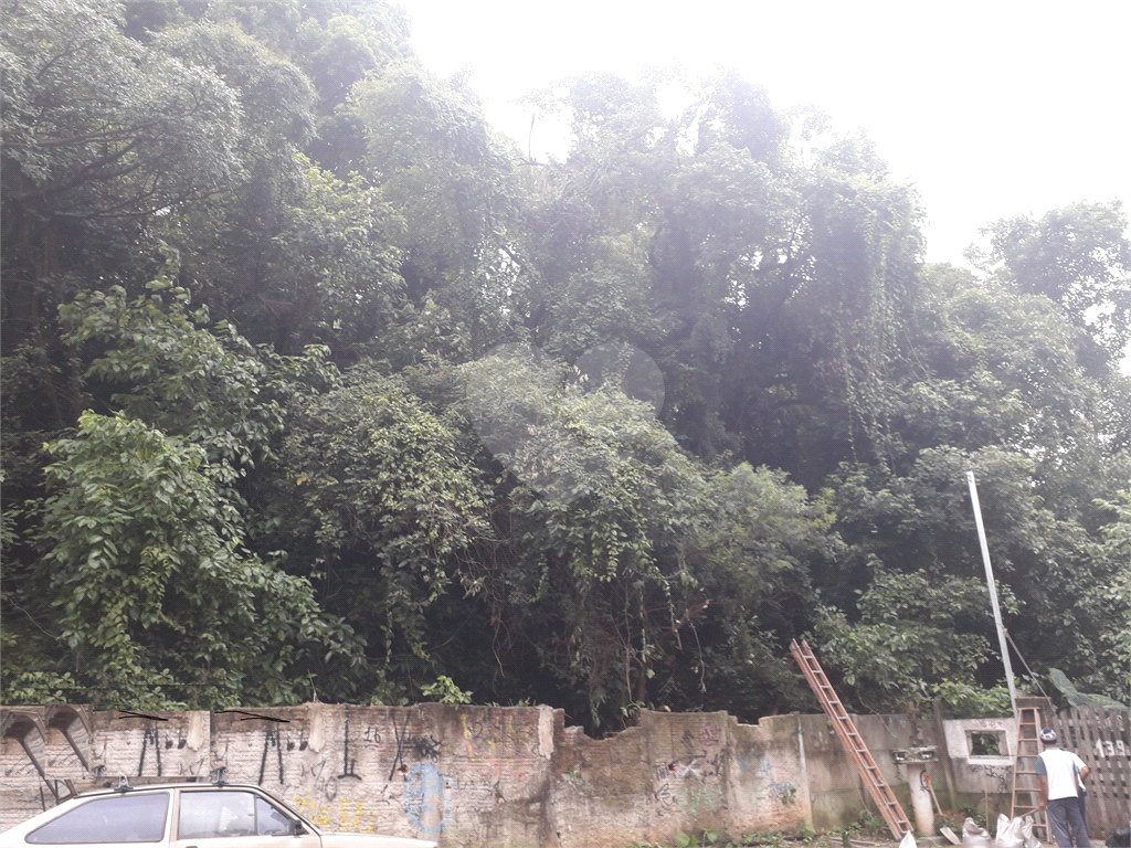 terreno levemente aclive no bairro de santana ao lado da estação do metro , sendo, sendo 10 metros d