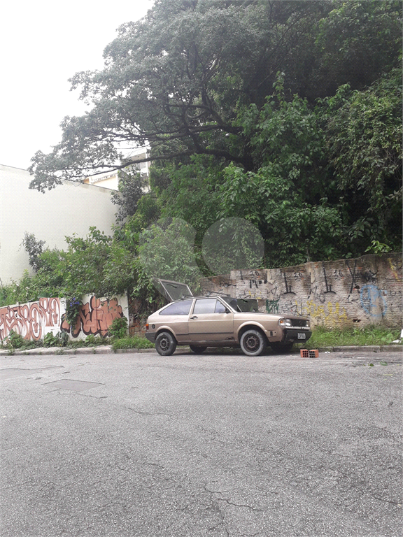 terreno levemente aclive no bairro de santana ao lado da estação do metro , sendo, sendo 10 metros d