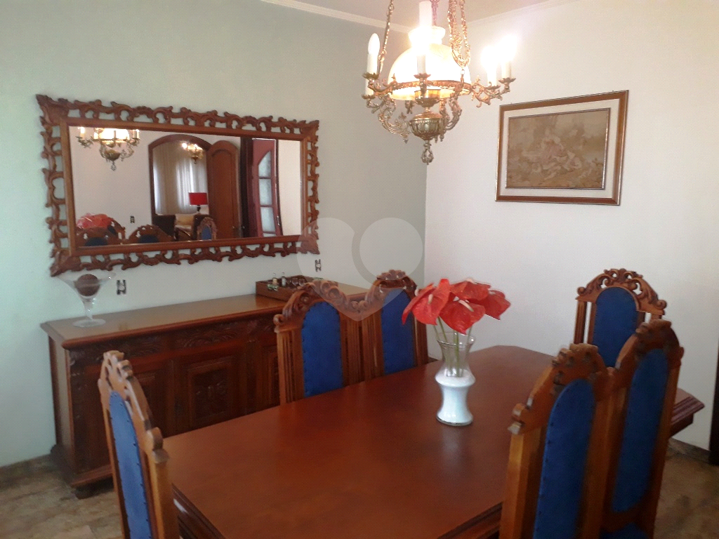 Belo sobrado de alto padrão no Jd. Guapira com 506 m² de área total