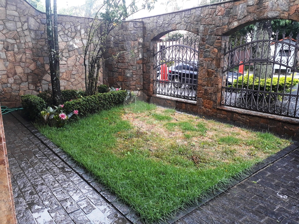 Belo sobrado de alto padrão no Jd. Guapira com 506 m² de área total