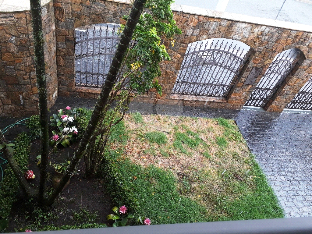 Belo sobrado de alto padrão no Jd. Guapira com 506 m² de área total