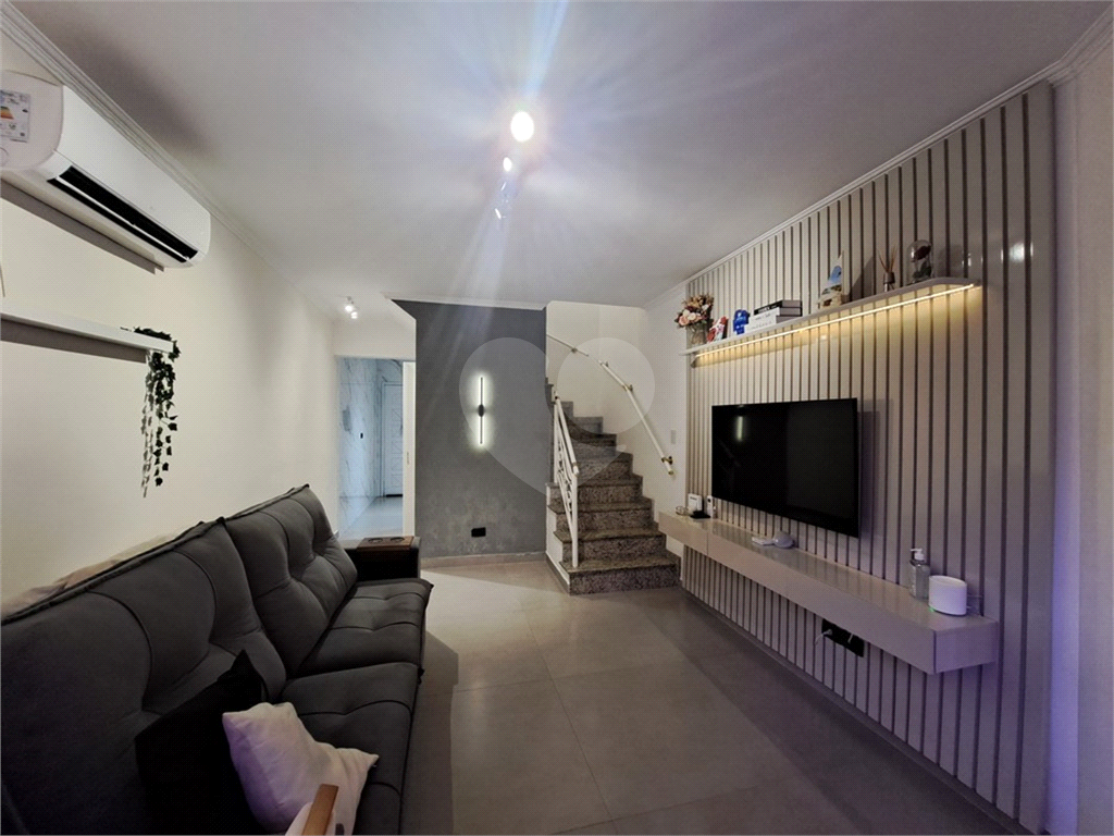 Sobrado em Condomínio Fechado com 2 Quartos e 1 Vaga.