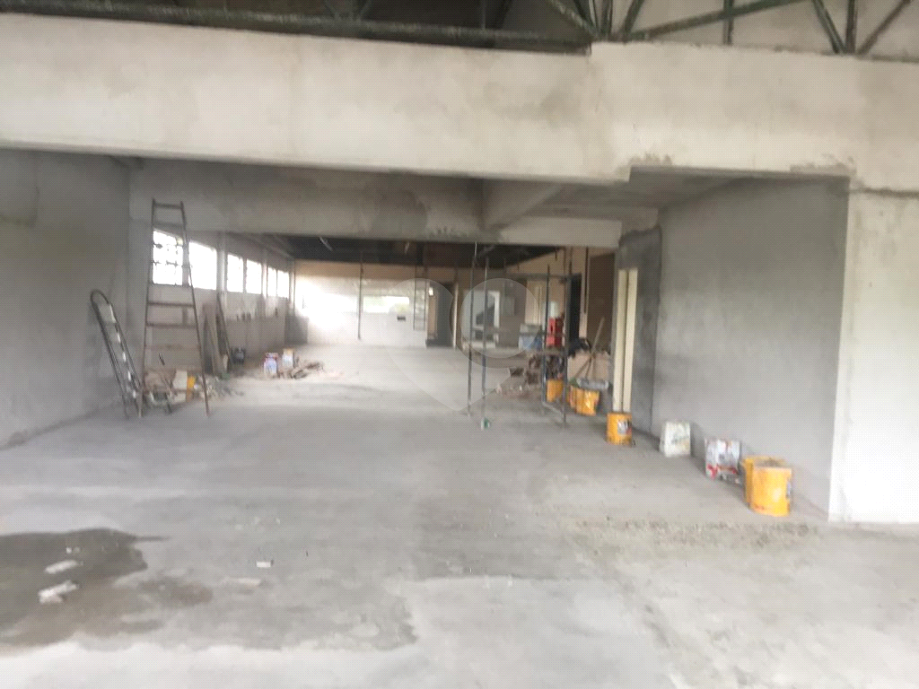 EXCELENTE PRÉDIO COMERCIAL REGIÃO DA BARRA FUNDA, SENDO 1.200 METROS.