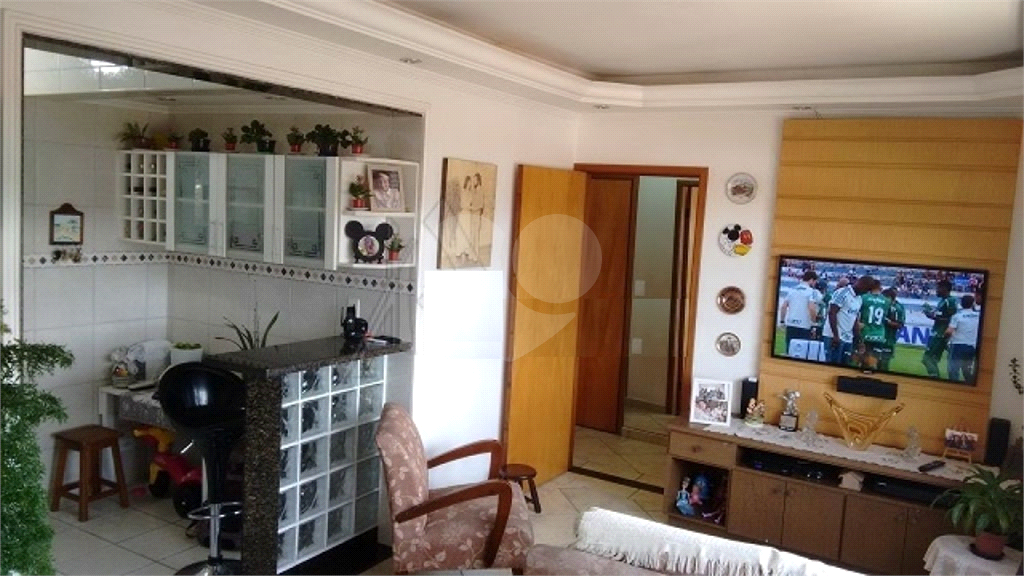 Apartamento todo reformado em bairro de alto padrão .Documentação em ordem, estuda contra proposta!!