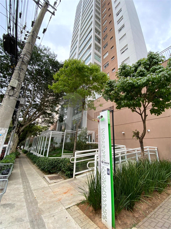 Apartamento com três suítes e três vagas na Vila Pompeia