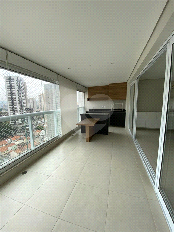 Apartamento com três suítes e três vagas na Vila Pompeia