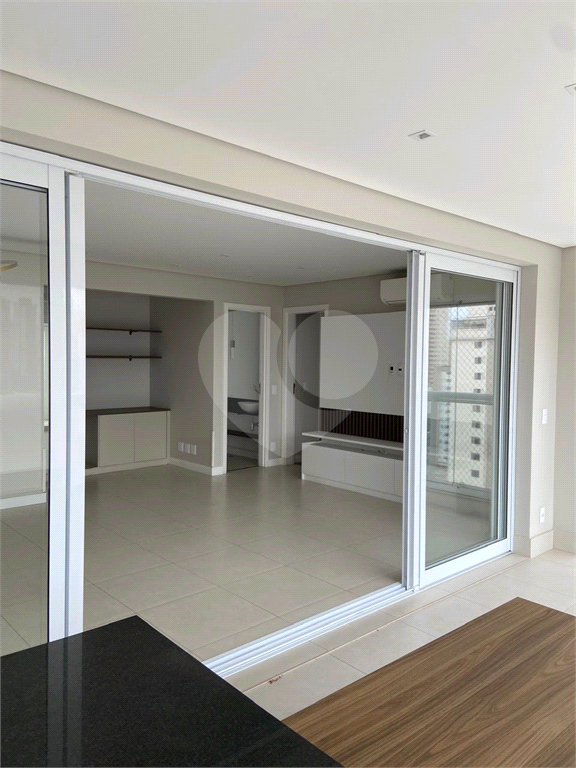 Apartamento com três suítes e três vagas na Vila Pompeia