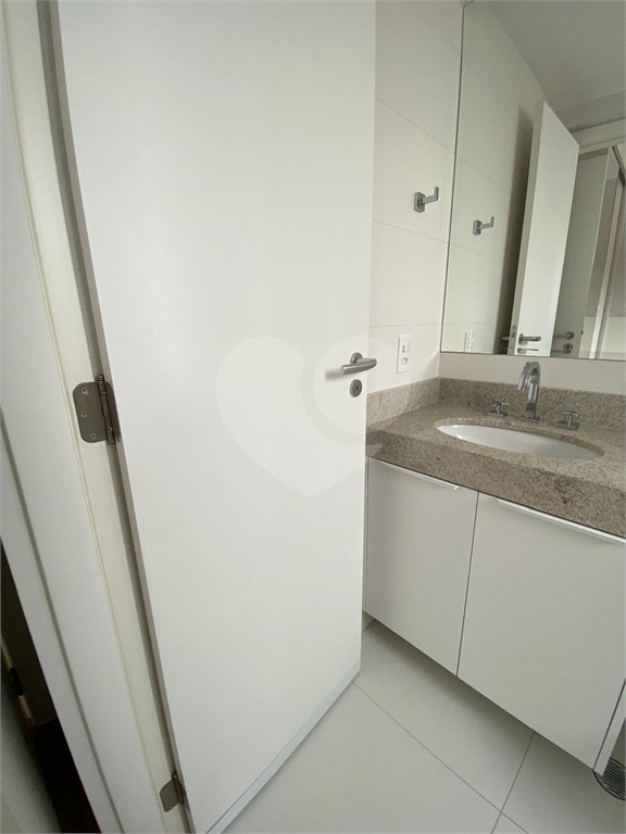 Apartamento com três suítes e três vagas na Vila Pompeia