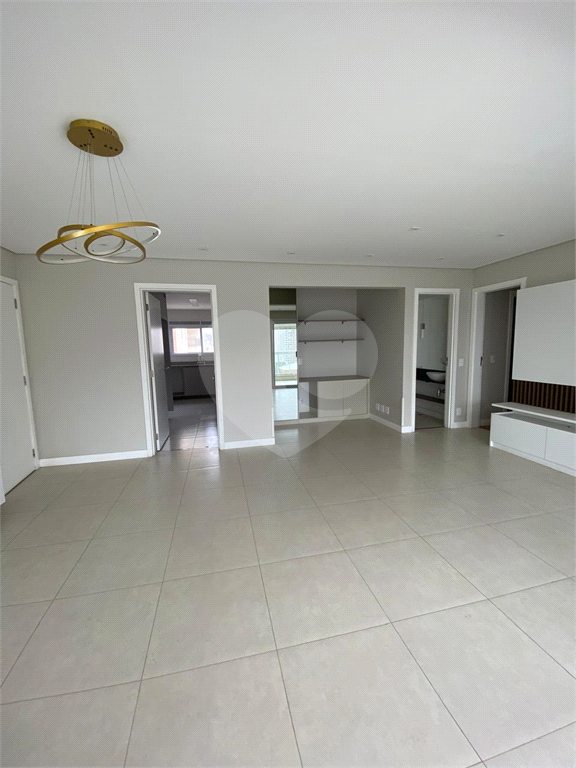 Apartamento com três suítes e três vagas na Vila Pompeia