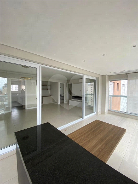 Apartamento com três suítes e três vagas na Vila Pompeia