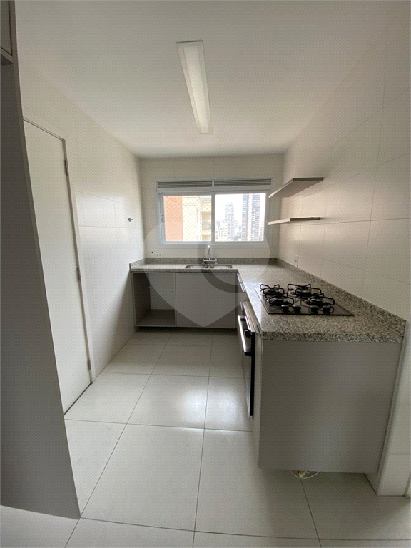 Apartamento com três suítes e três vagas na Vila Pompeia