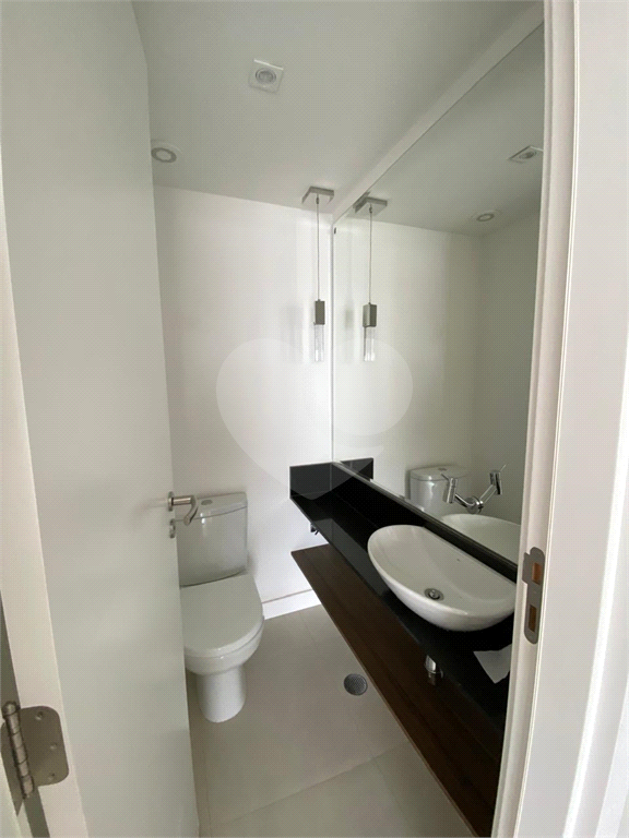 Apartamento com três suítes e três vagas na Vila Pompeia