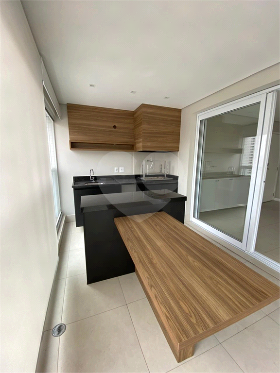 Apartamento com três suítes e três vagas na Vila Pompeia