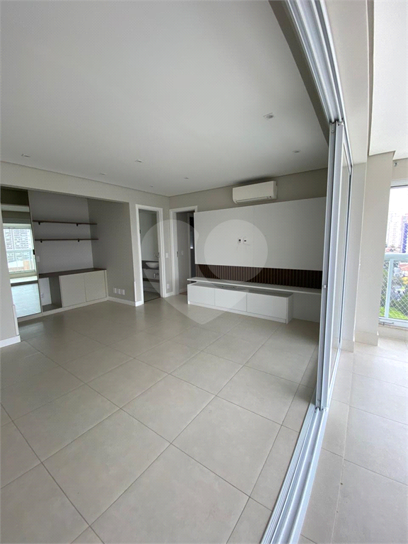 Apartamento com três suítes e três vagas na Vila Pompeia