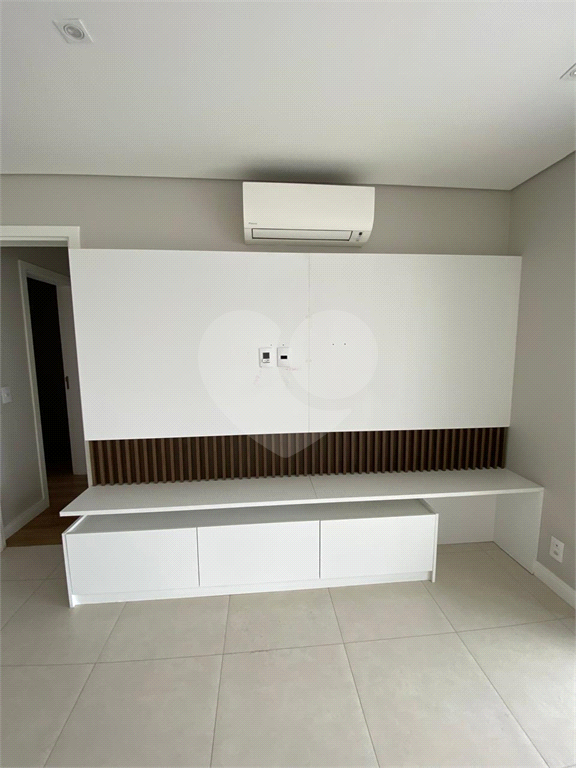 Apartamento com três suítes e três vagas na Vila Pompeia